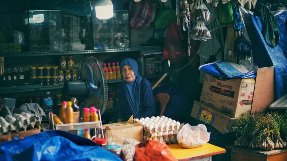 Gạo, mắm, dầu ăn, bột giặt